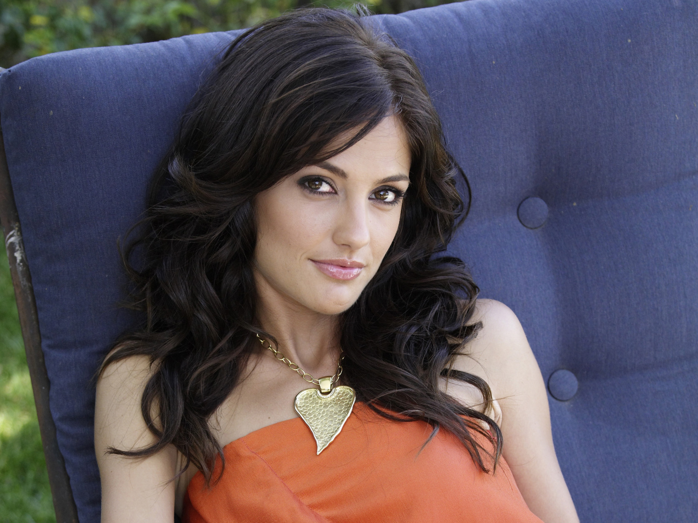 Американская актриса Минка Келли с украшением на шее