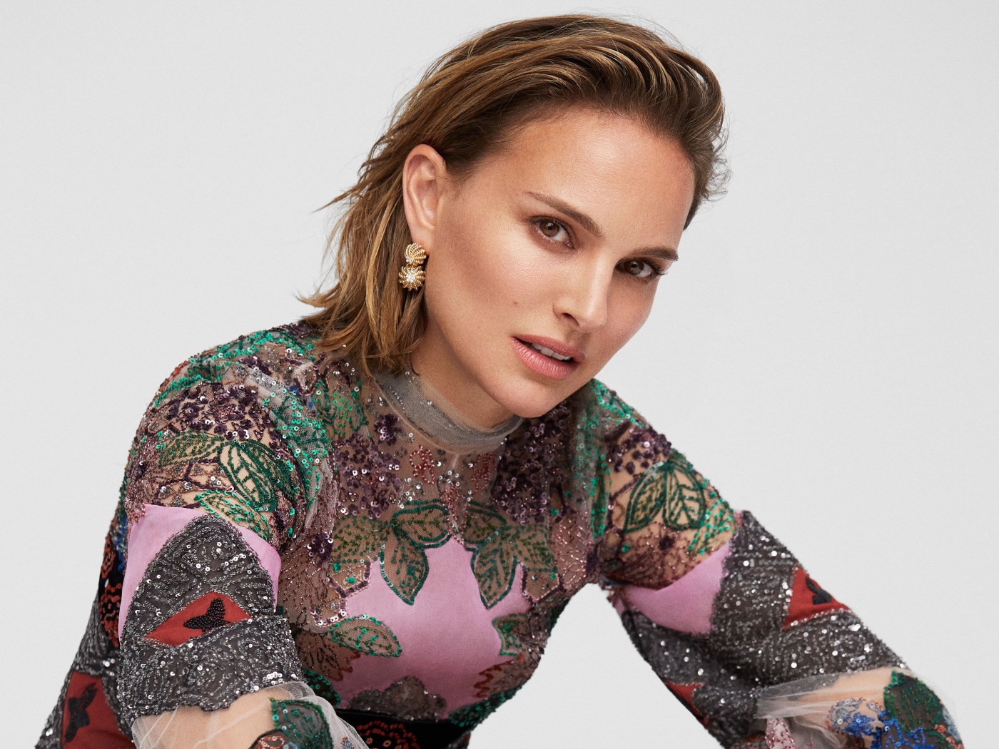 Американская актриса Натали Портман  в ярком наряде