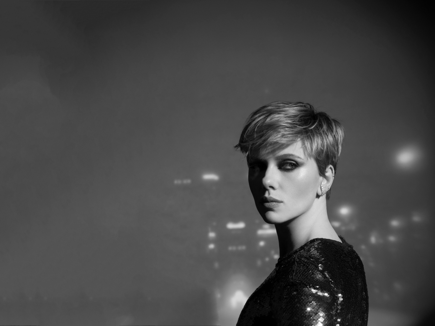 Американская актриса Скарлетт Йоханссон черно - белое фото