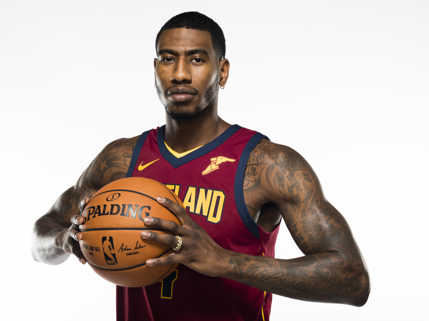 Американский баскетболист Иман Шамперт с мячом в руках на белом фоне