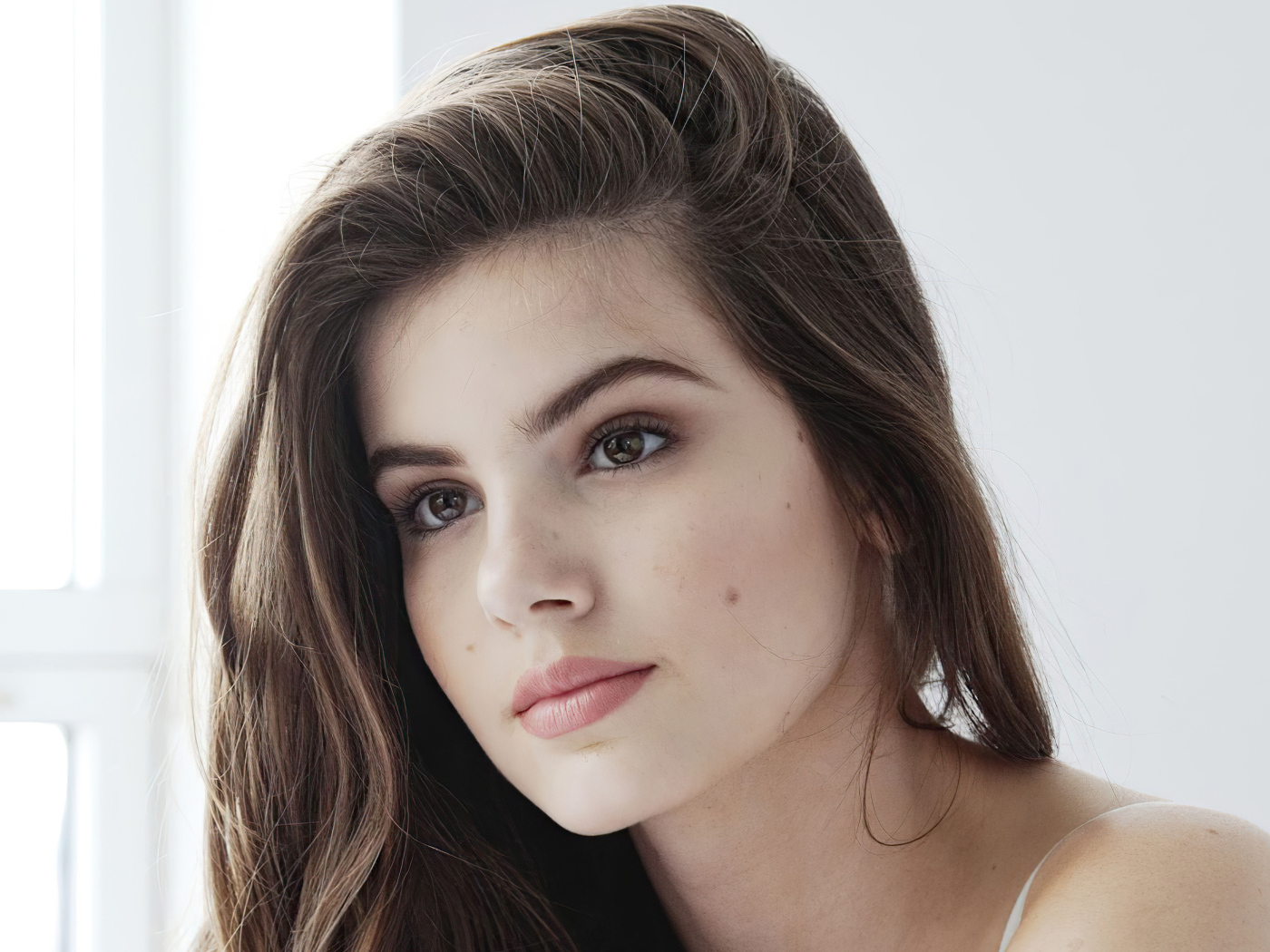 Красивая бразильская актриса Камила Кейроз лицо крупным планом