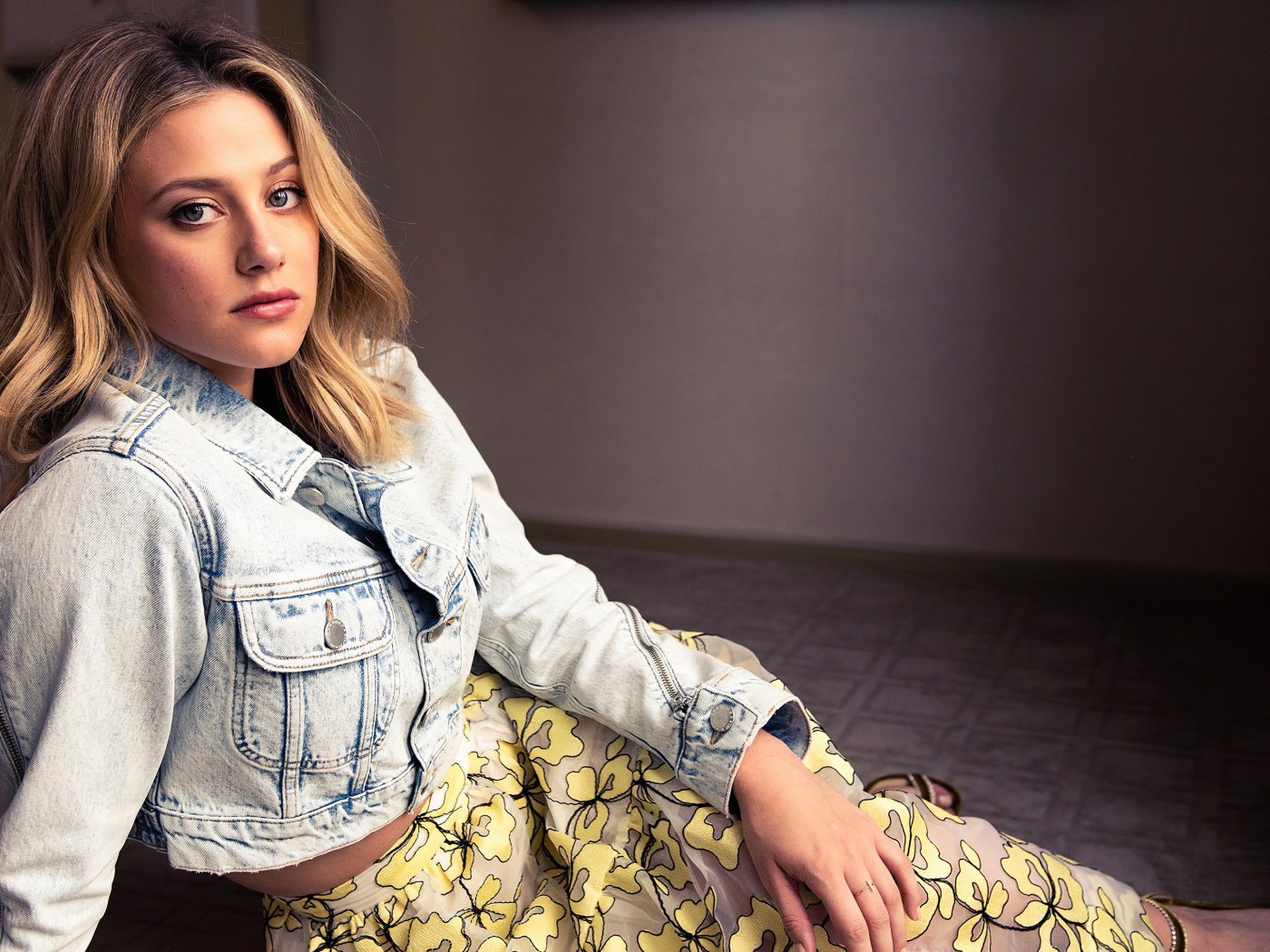 Красивая блондинка Лили Рейнхарт в джинсовой куртке