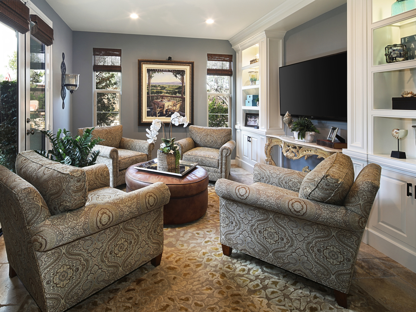 Красивая мебель в комнате с большим телевизором