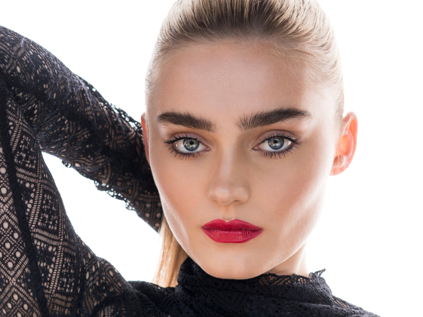 Красивая девушка, актриса Мэг Доннелли на белом фоне