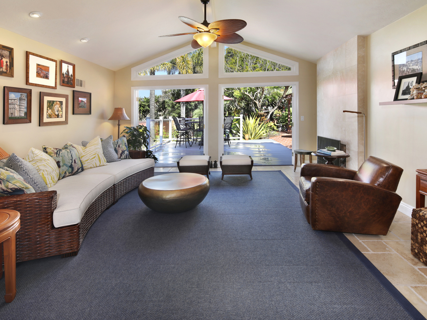 Красивая комната с кожаной мебелью с выходом на террасу 