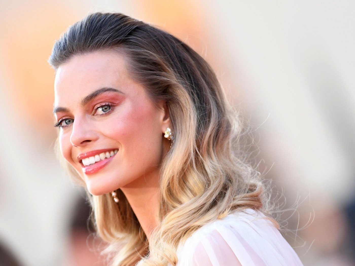 Красивая улыбающаяся актриса Марго Робби