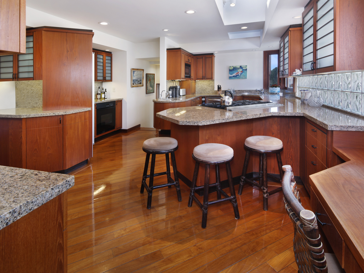 Красивая деревянная мебель в кухне 