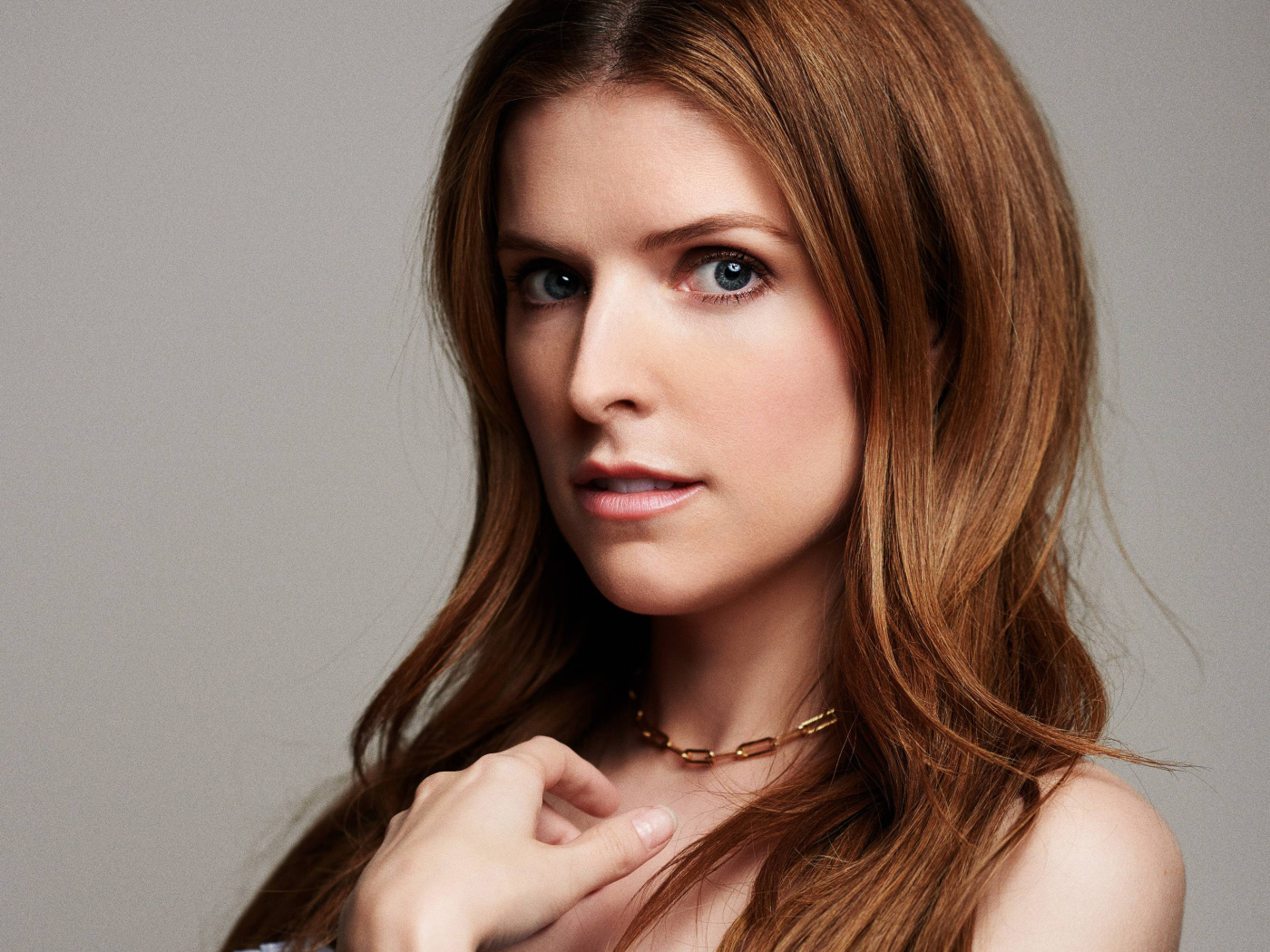 Голубоглазая актриса Анна Кендрик на сером фоне