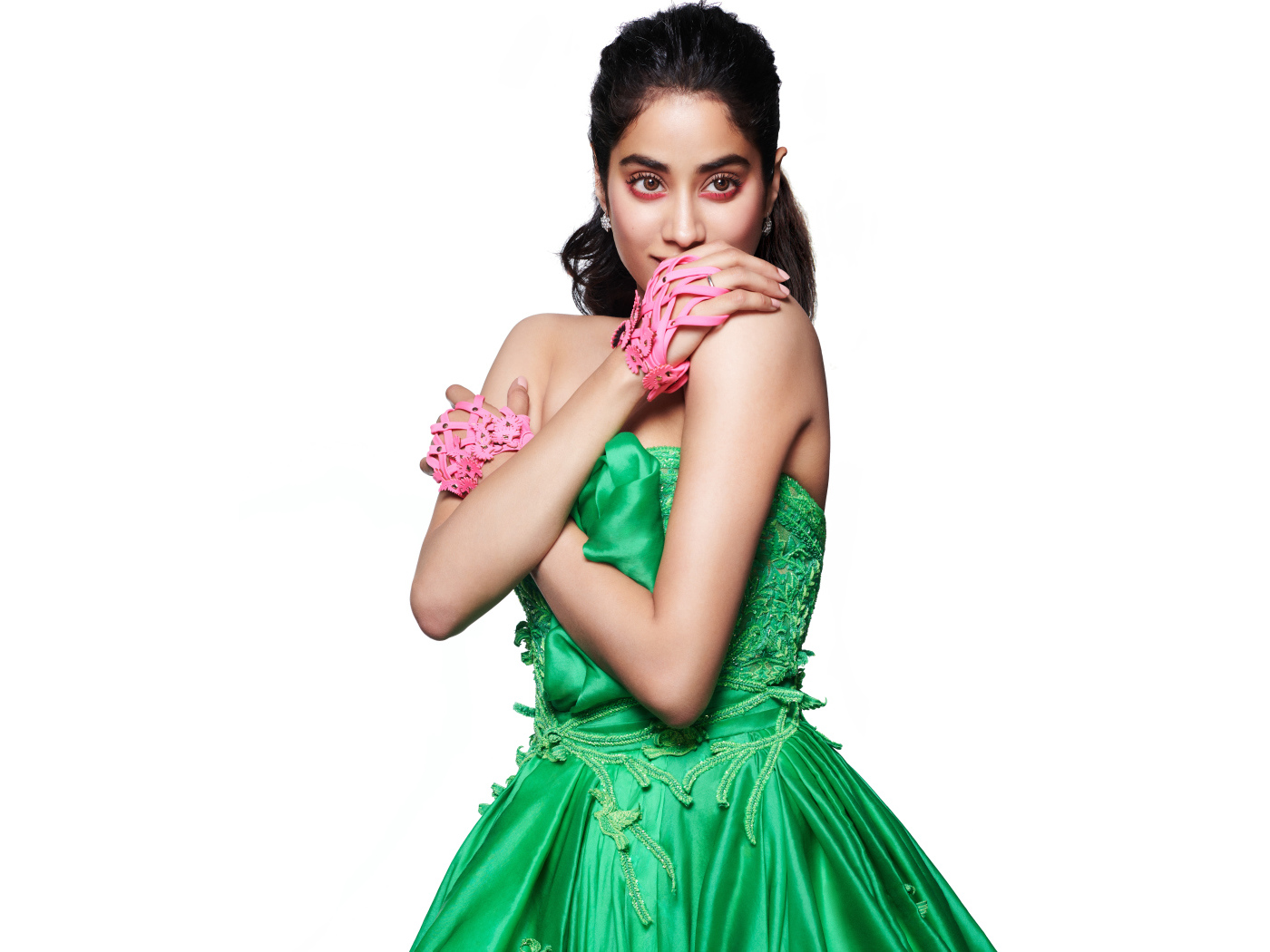 Актриса болливуда Джанви Капур в зеленом платье