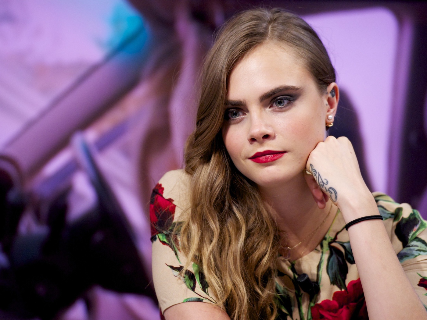 Яркая актриса Кара Делевинь в платье с татуировкой на руке