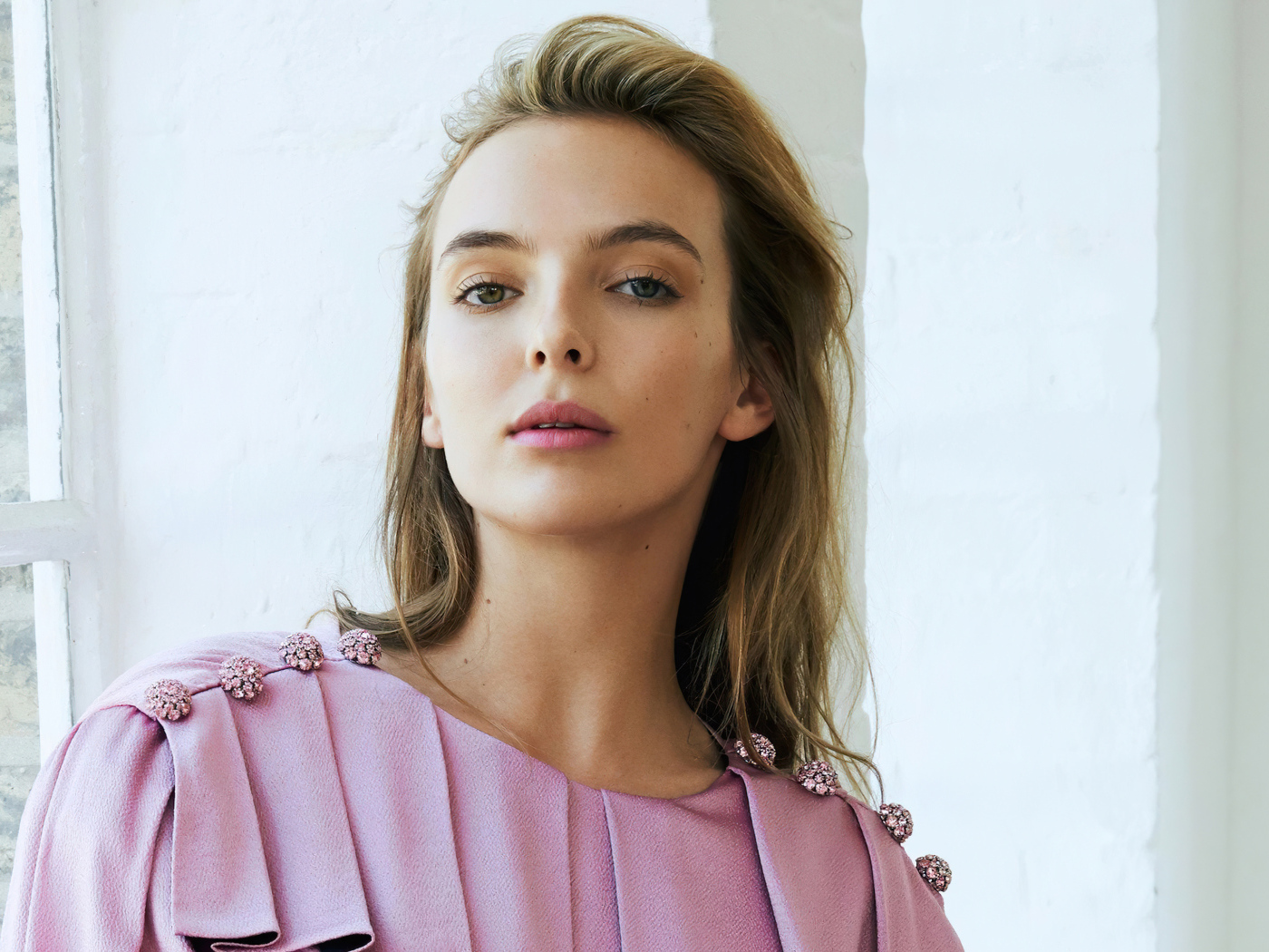 Британская актриса Джоди Комер в розовом платье