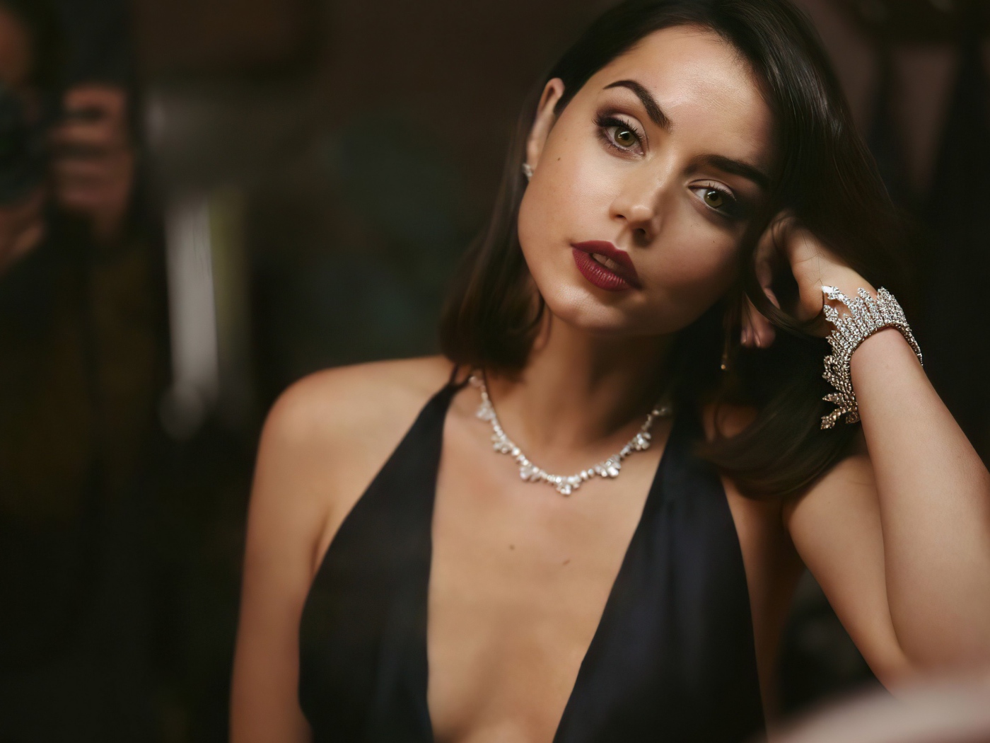 Кареглазая актриса Ана Де Армас в черном платье