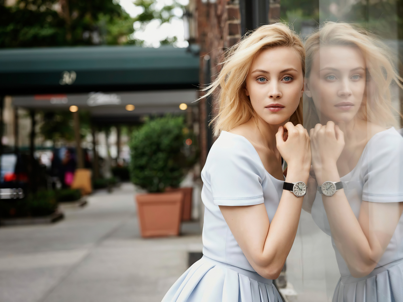 Канадская актриса Сара Гадон в платье