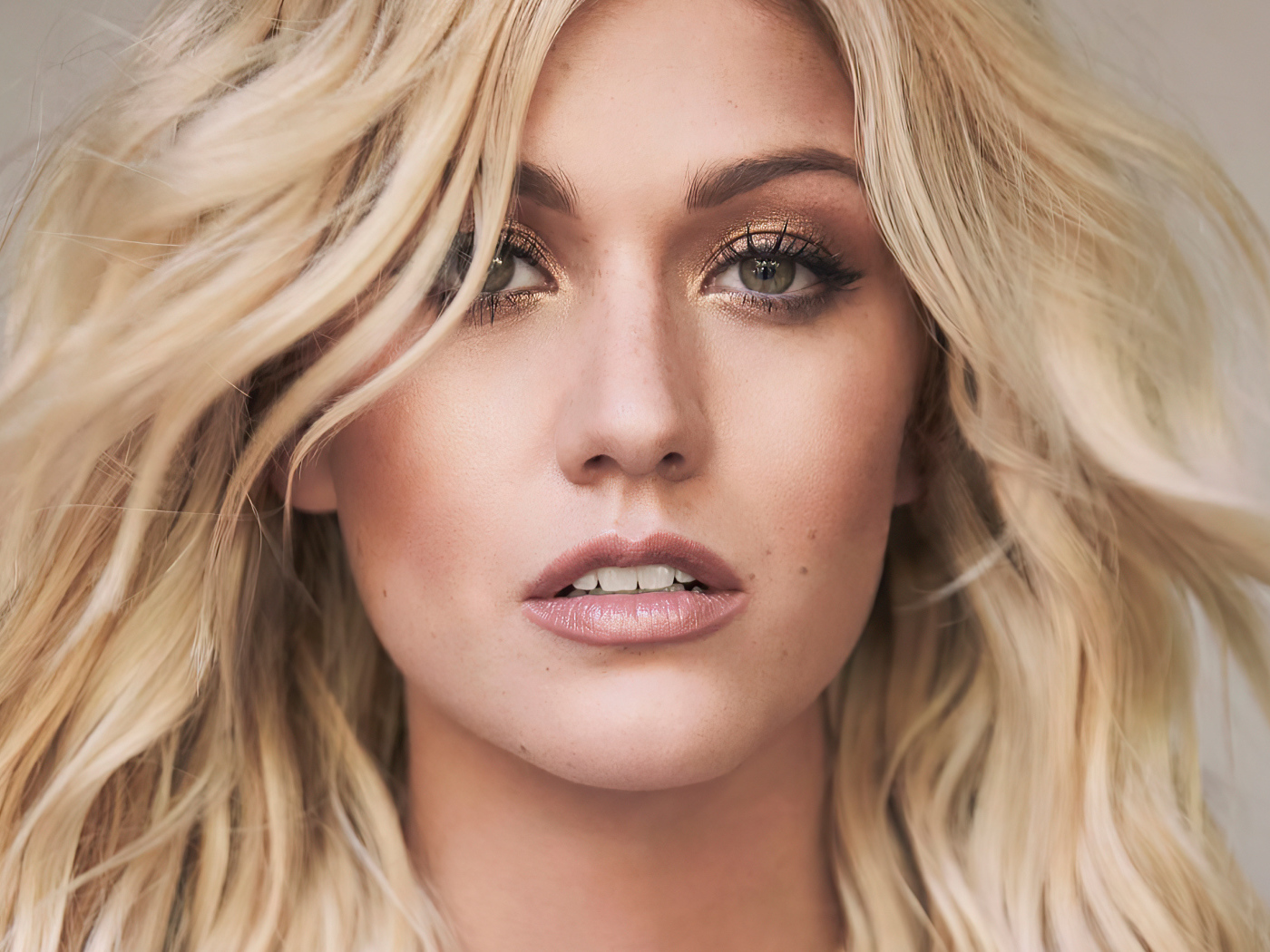 Лицо актрисы Кэтрин Макнамара крупным планом