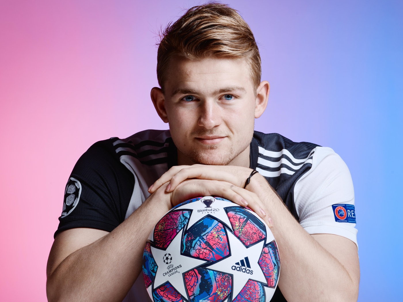 Защитник итальянского клуба Ювентус Маттейс де Лигт с мячом