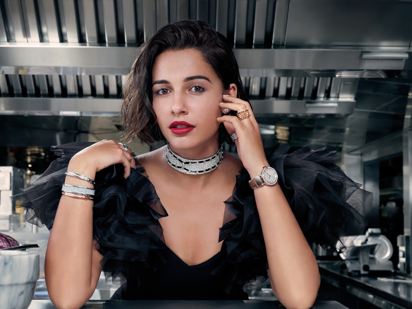 Английская актриса Наоми Скотт в черном платье в кафе