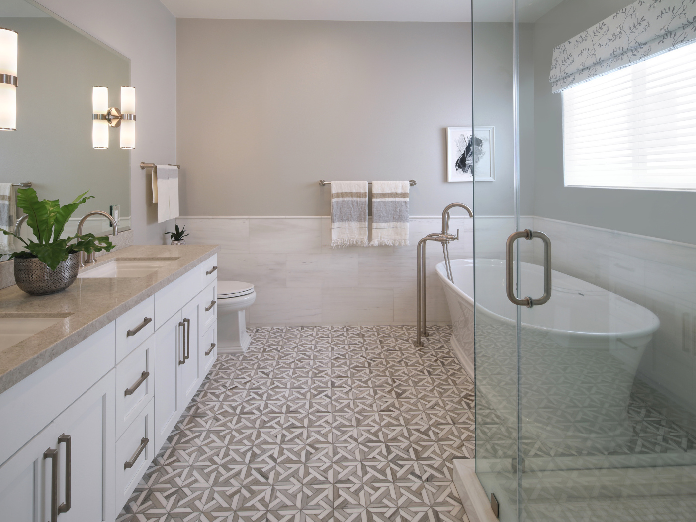 Ванная комната в серых тонах с белой ванной и душем