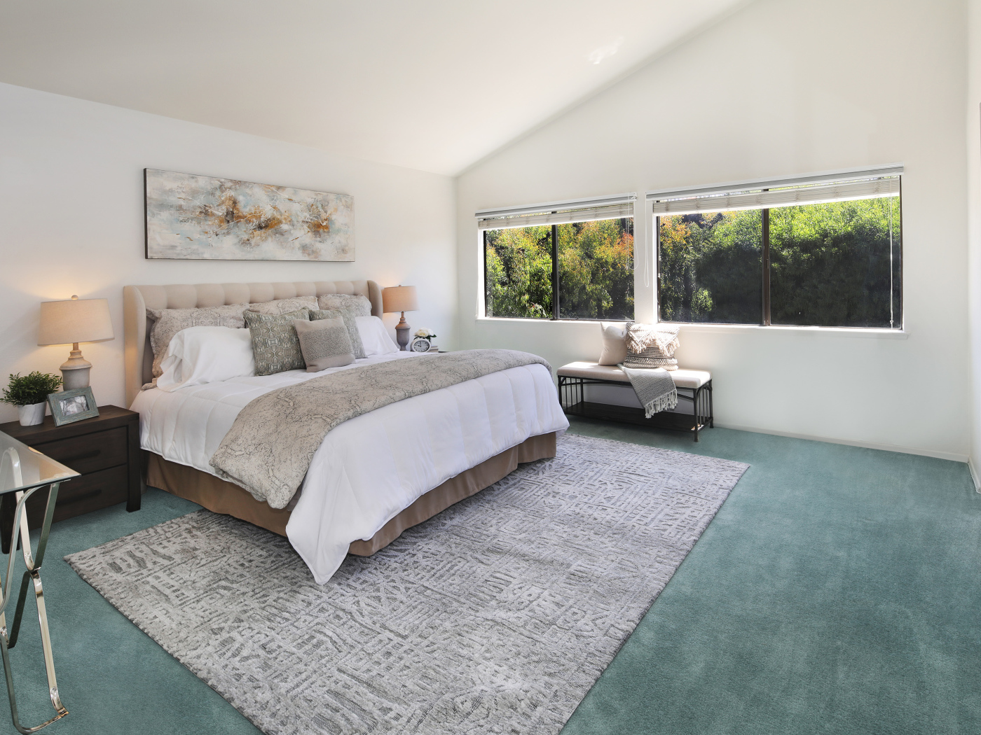 Серый интерьер спальной комнаты с большой  кроватью 