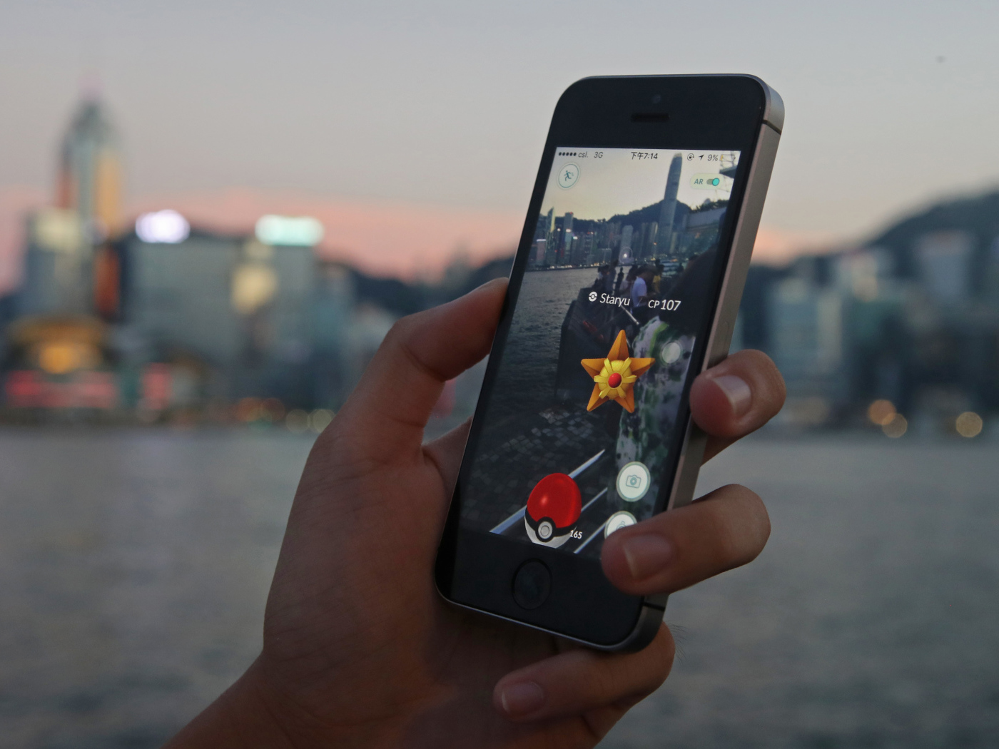 Парень ловит покемонов на смартфоне 