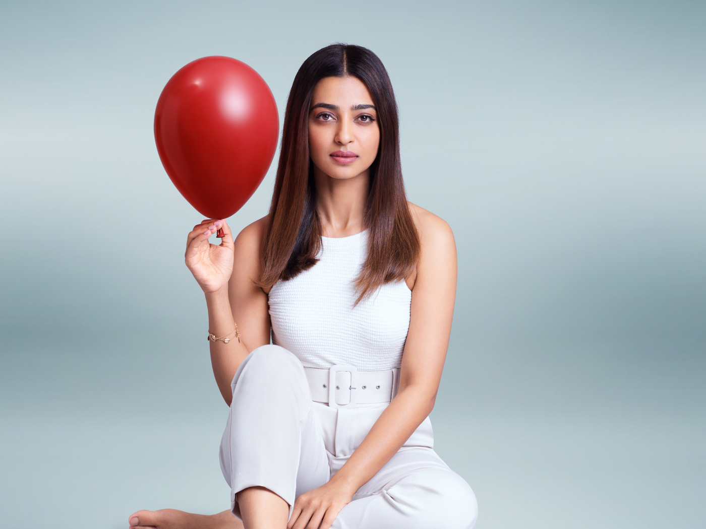 Индийская актриса Радхика Апте с шариком в руке