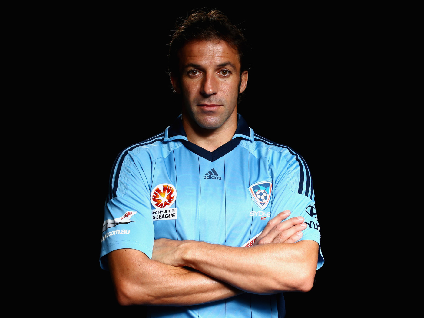 Итальянский футболист Алессандро Дель Пьеро на черном фоне