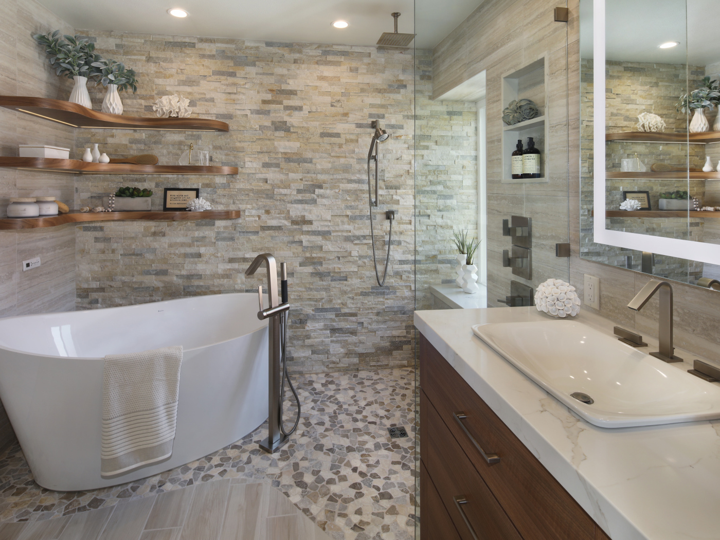 Большая ванная комната с кирпичными стенами 