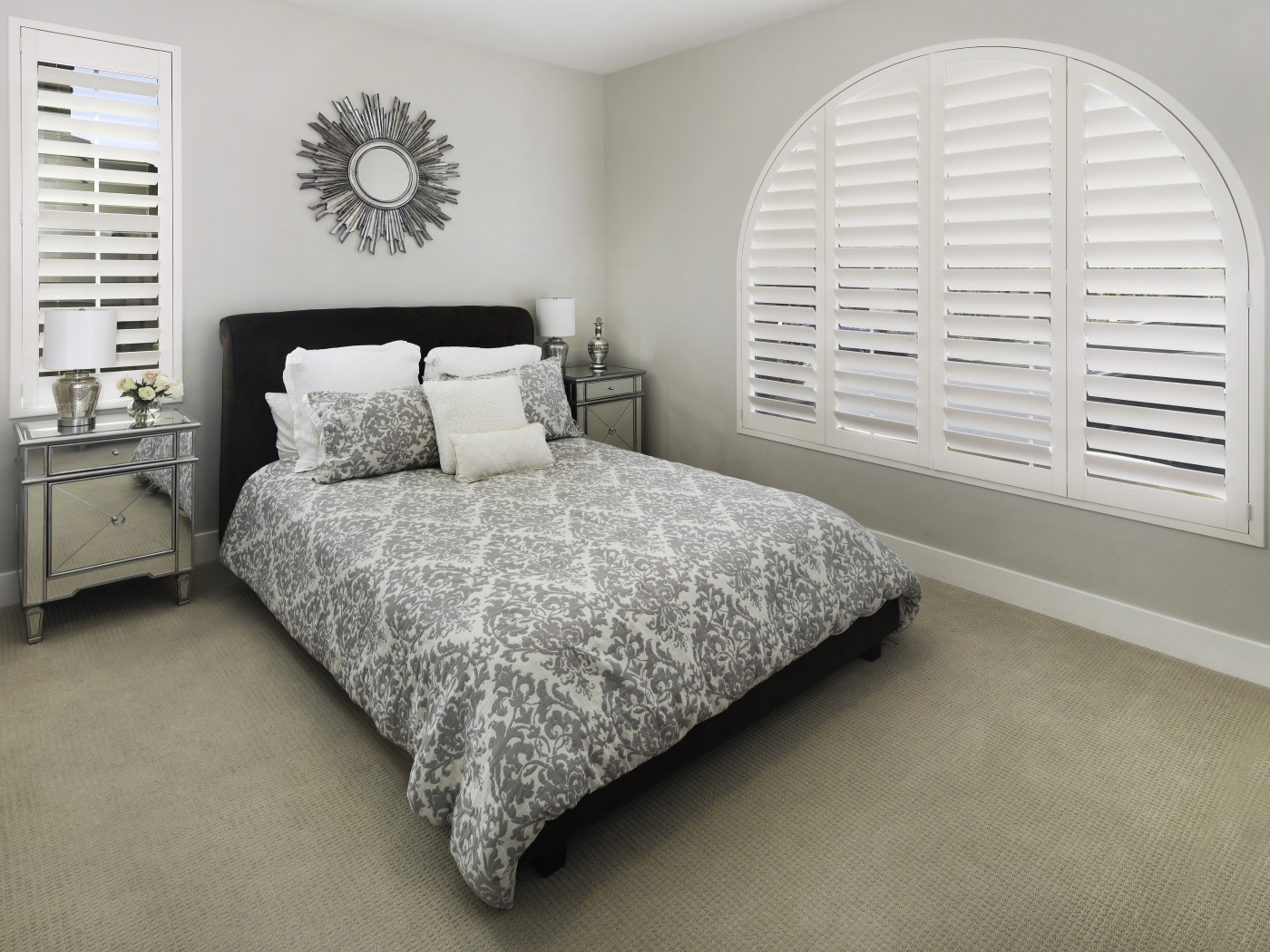 Большая спальня с кроватью и окном 