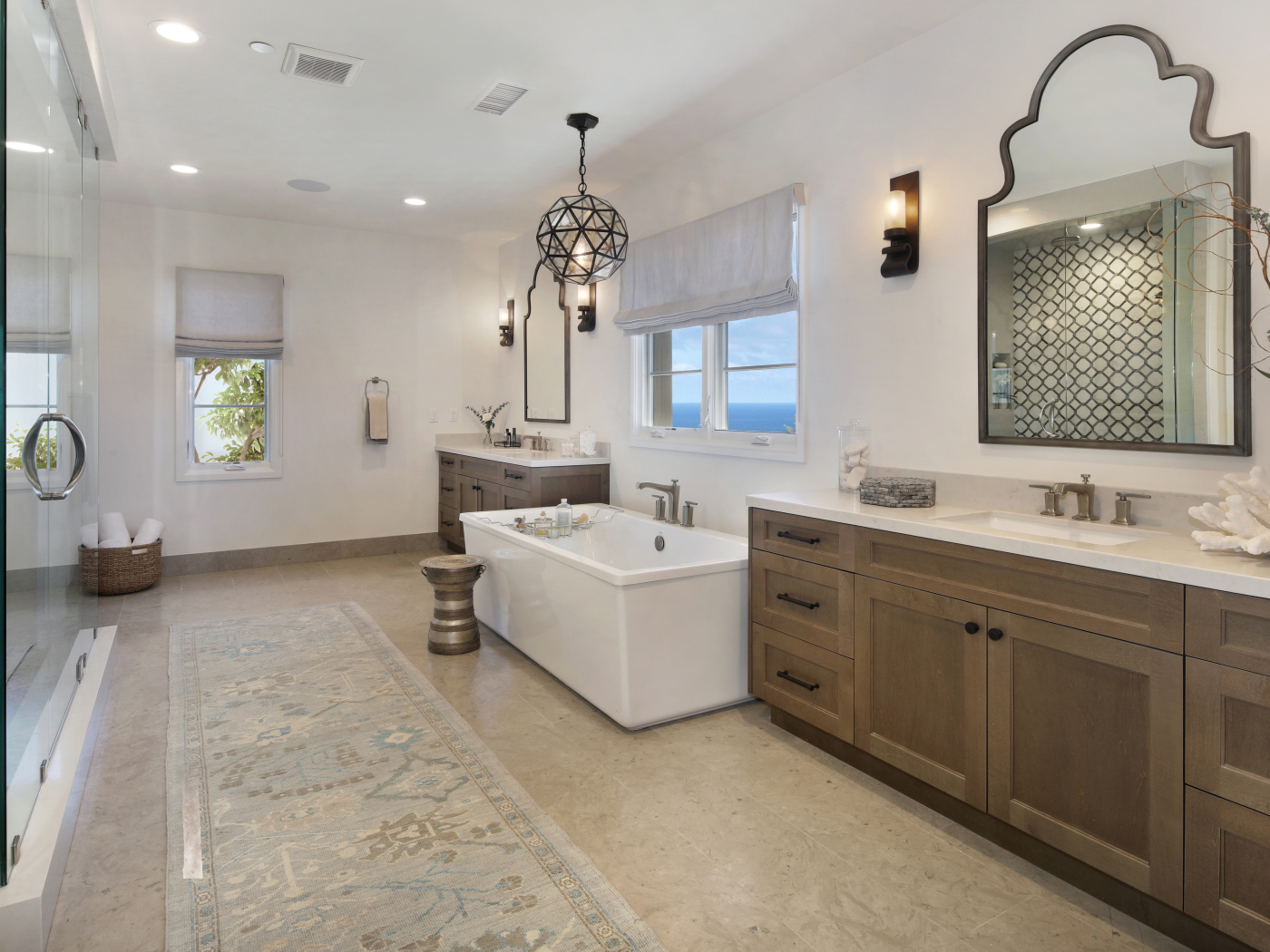 Большая светлая ванная комната 