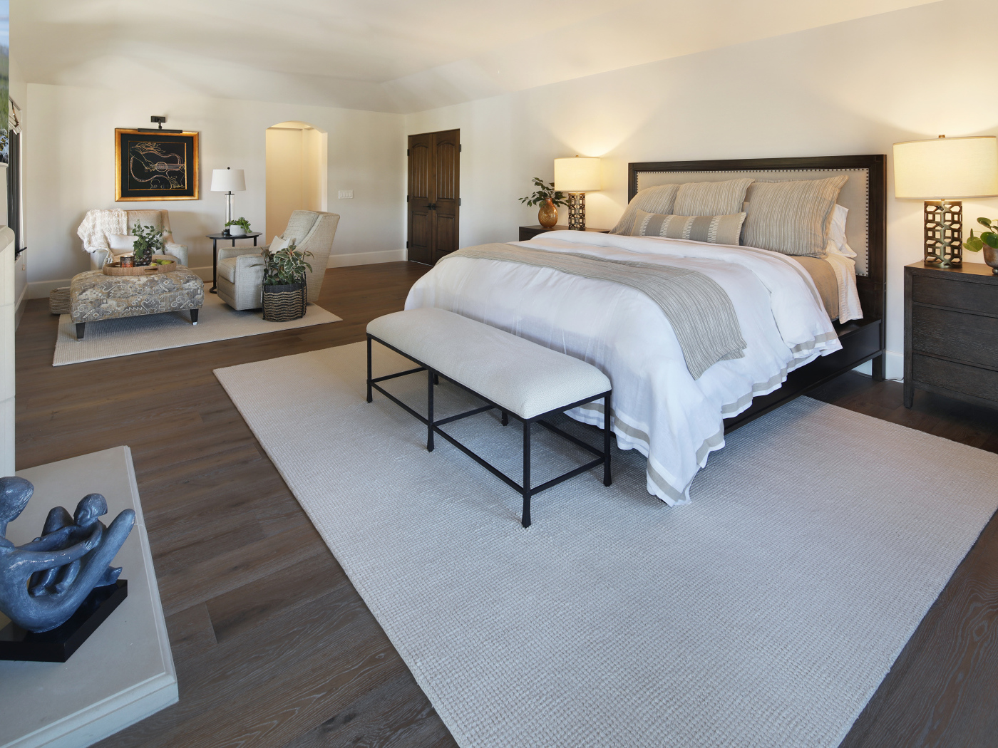 Большая светлая спальня с кроватью и мебелью