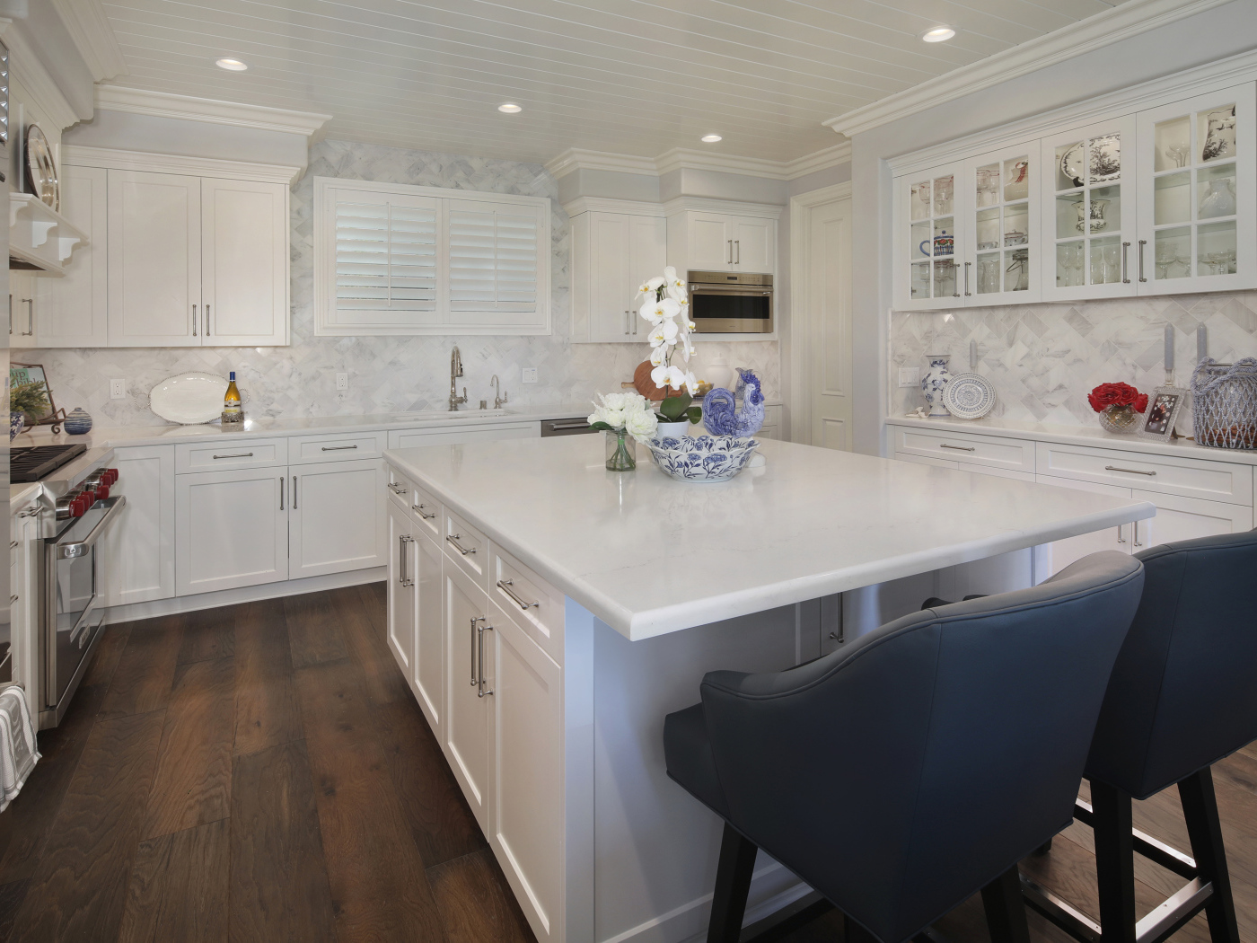 Большая светлая кухня с серыми креслами