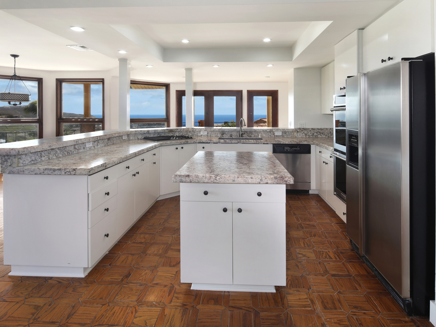 Большая светлая кухня с мраморными столешницами