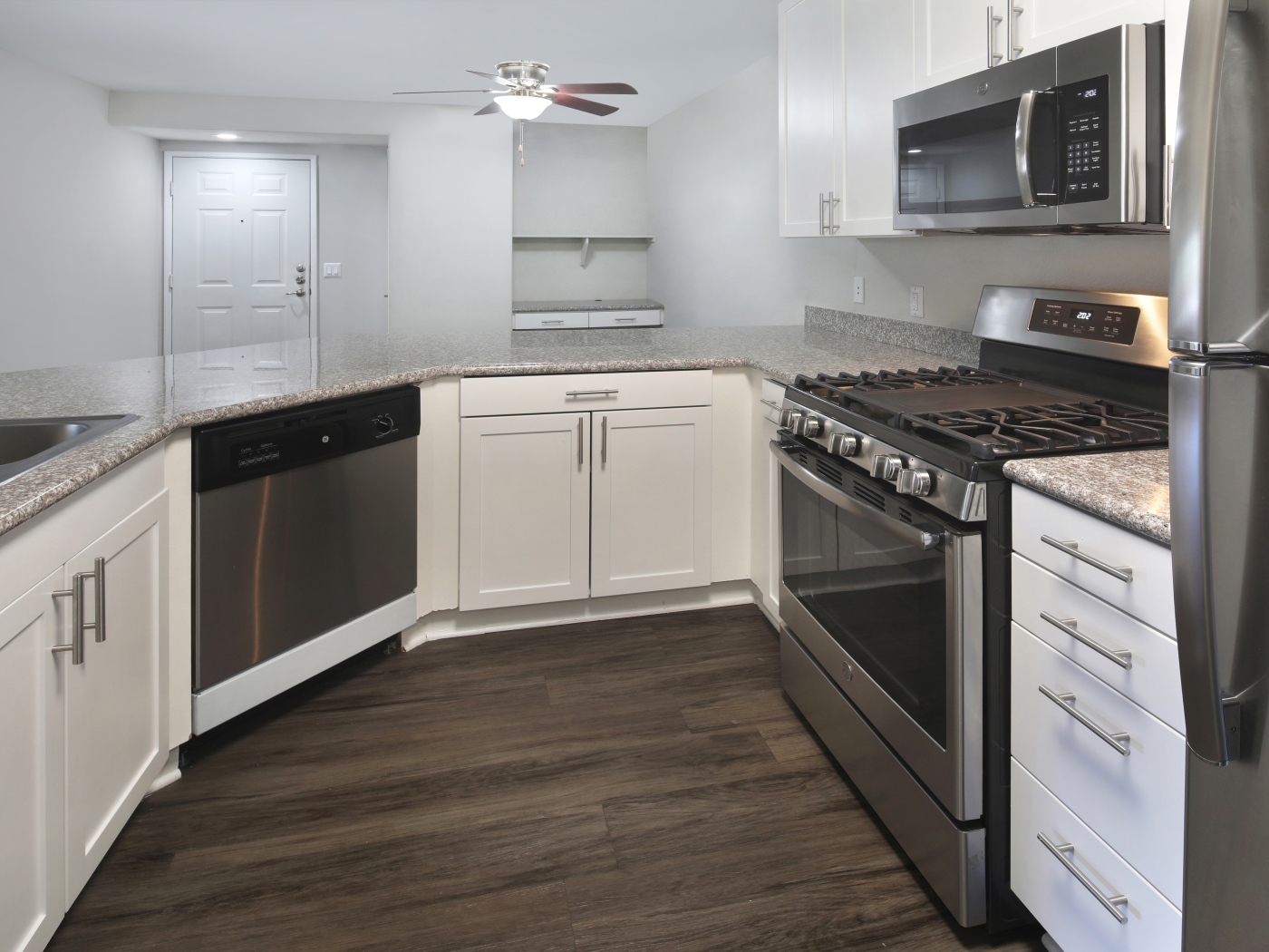 Большая кухня в серых тонах с большой плитой