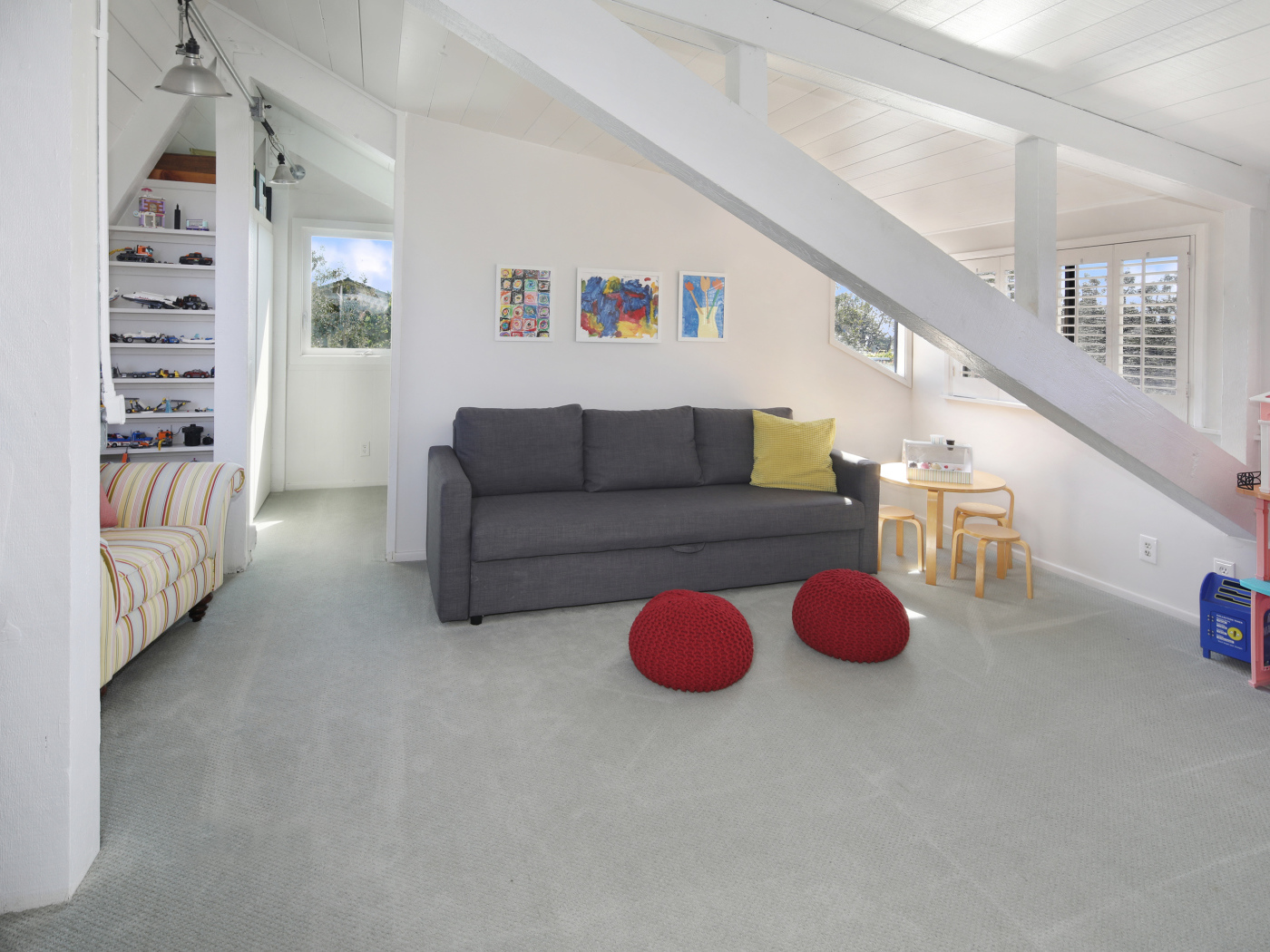 Большой серый диван в белой гостиной комнате