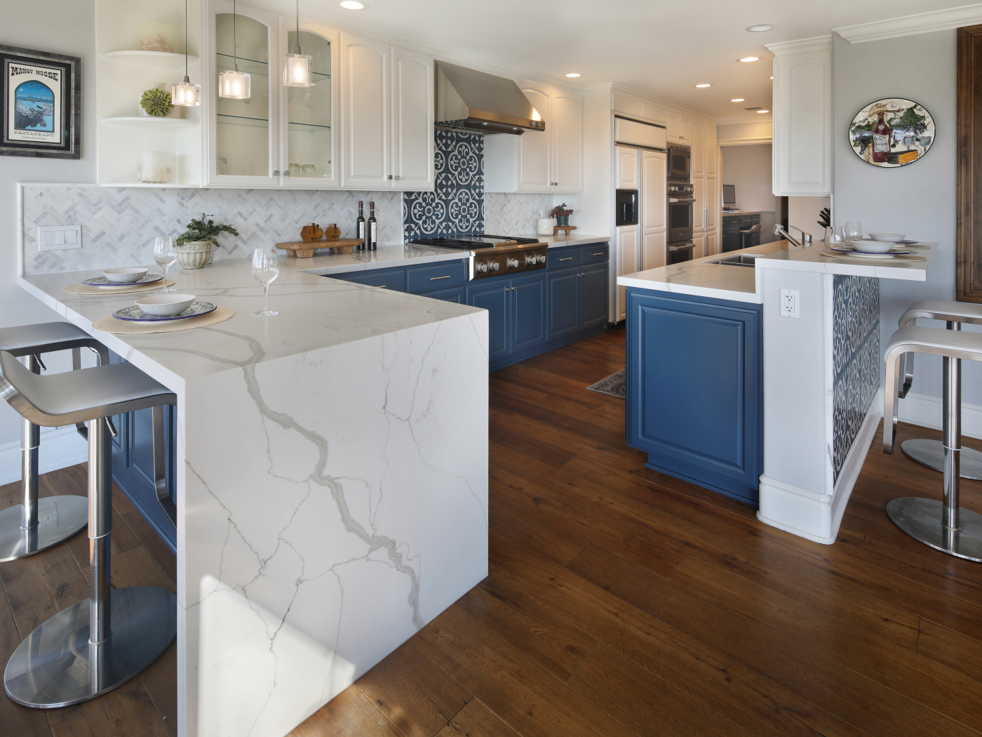 Большая стильная кухня с паркетным полом