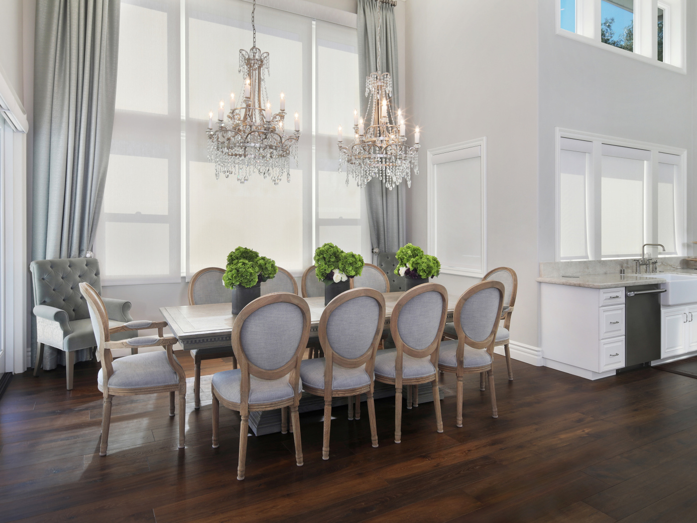 Большой стол в гостиной с красивыми люстрами