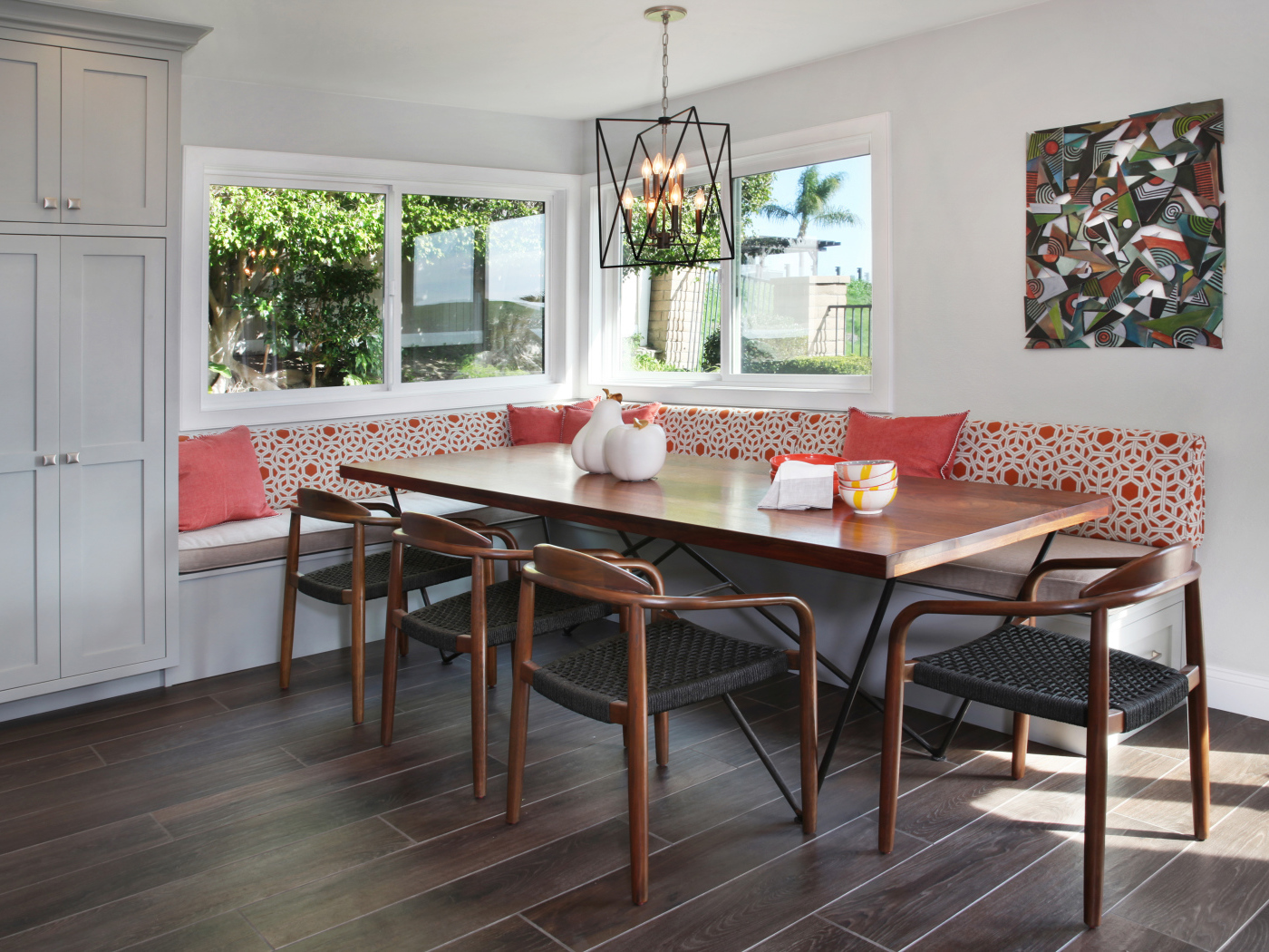 Большой деревянный стол и диван у окна в гостиной 