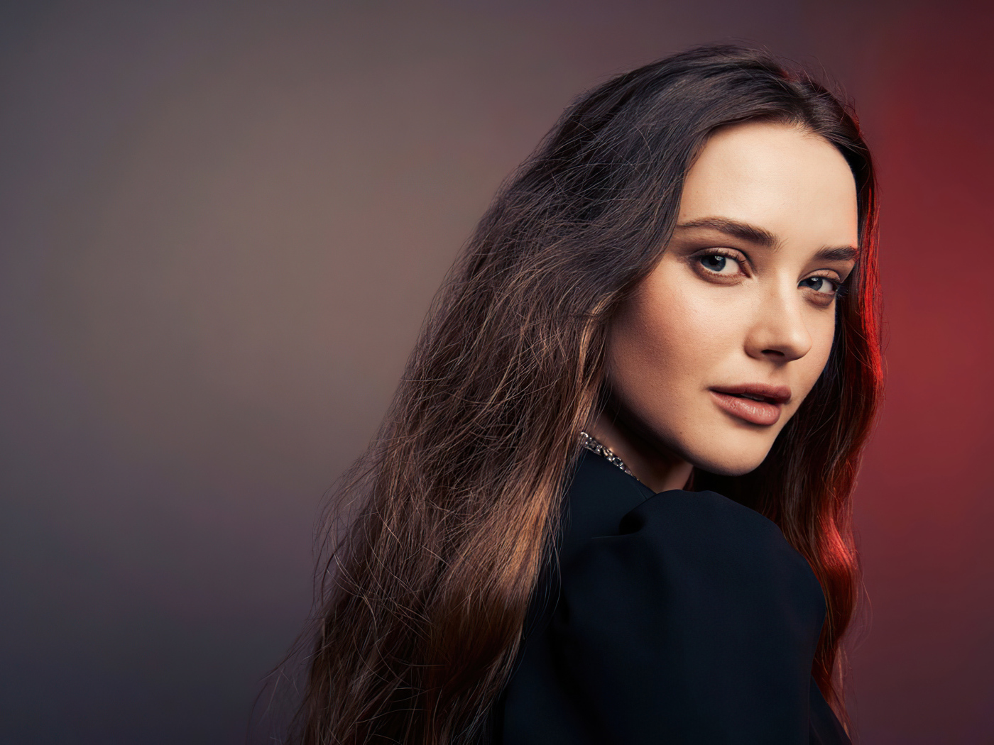 Длинноволосая девушка, актриса Кэтрин Лэнгфорд в черном платье