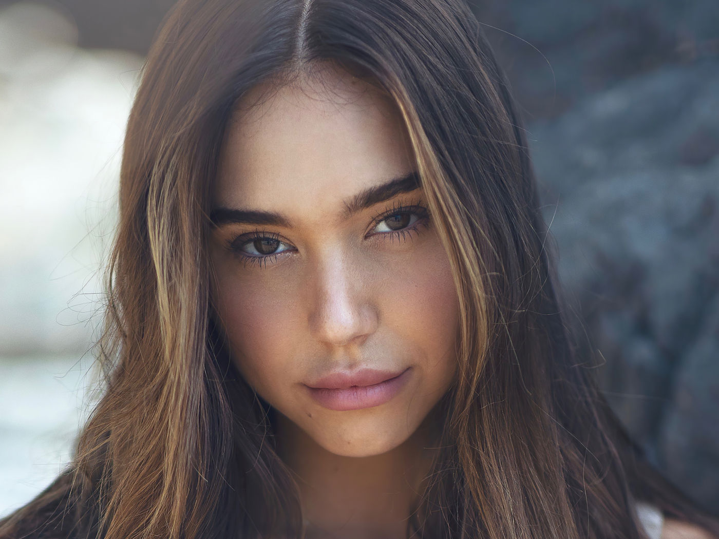 Длинноволосая актриса Алексис Рэн крупным планом