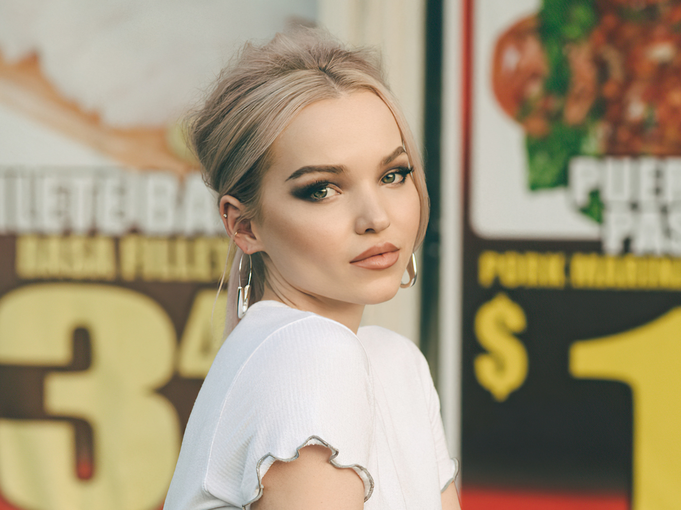 Милая девушка  блондинка, актриса Дав Кэмерон