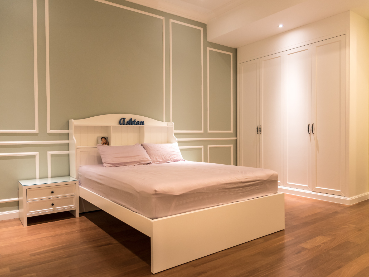 Спальная комната с белой кроватью в стиле минимализм