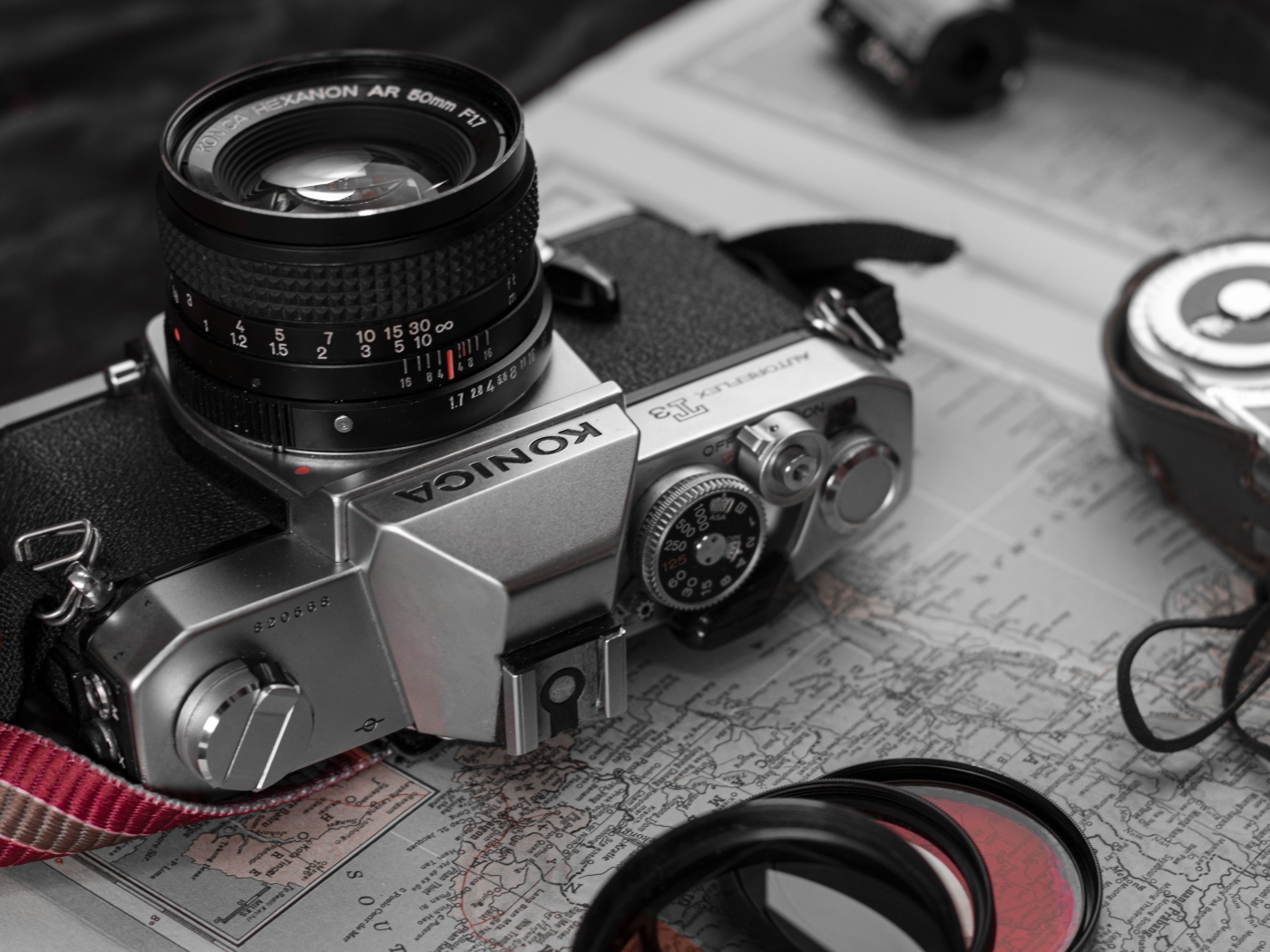 Старый фотоаппарат konica лежит на карте