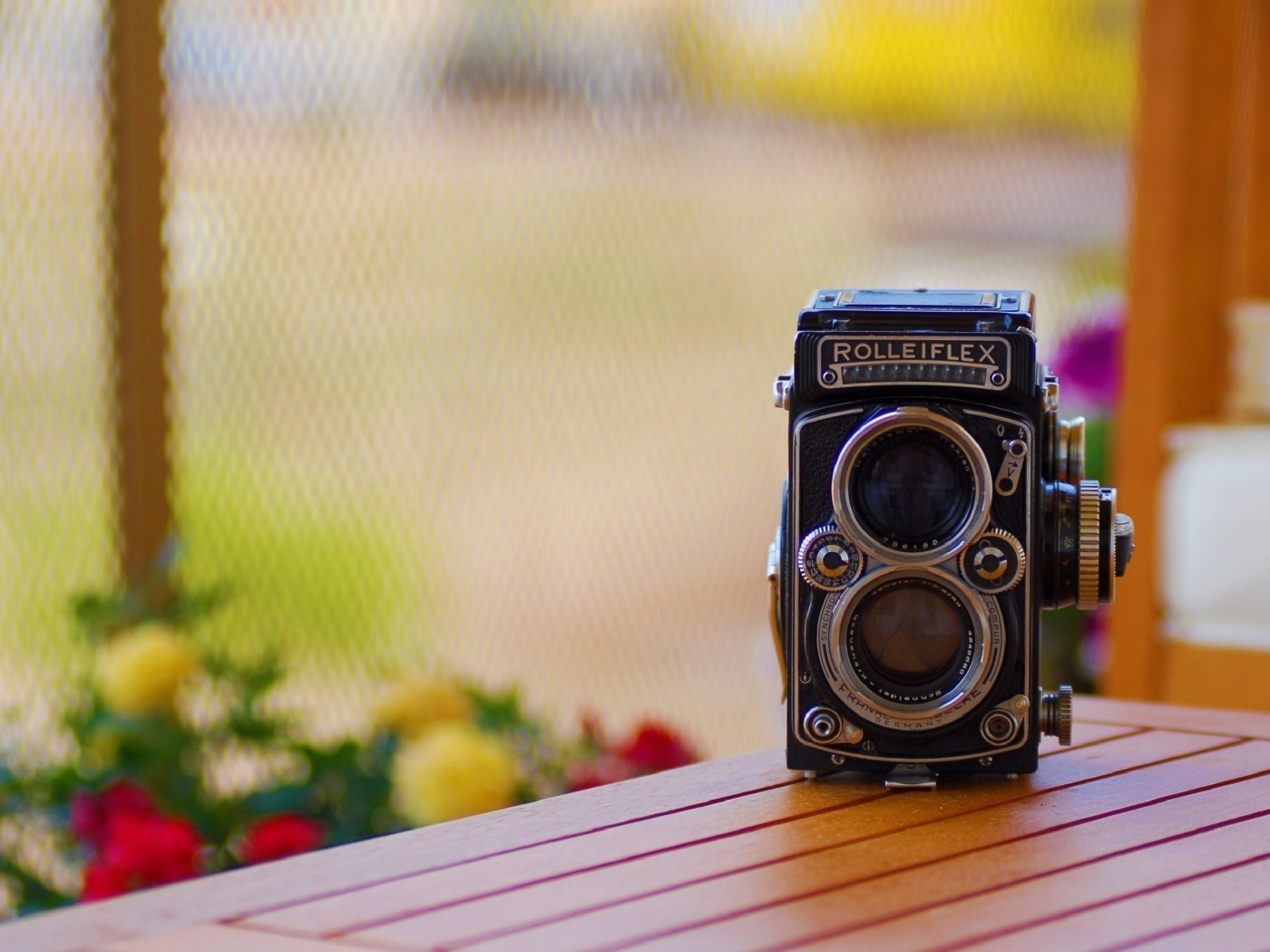 Старая камера rolleiflex на столе 