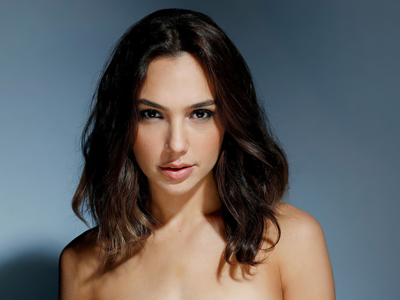 Милая женщина, актриса Галь Гадот на сером фоне 