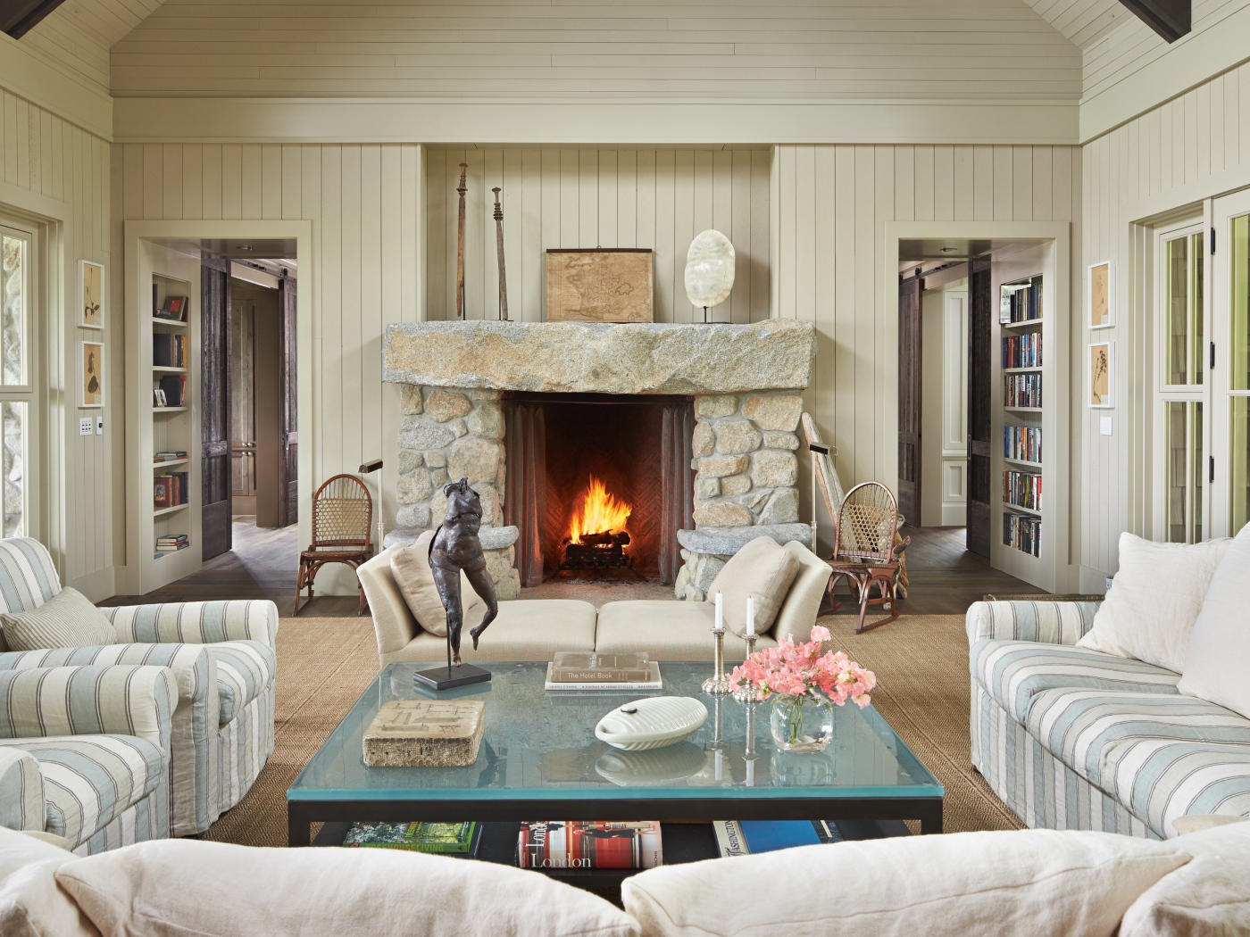 Богатый интерьер гостиной комнаты с камином