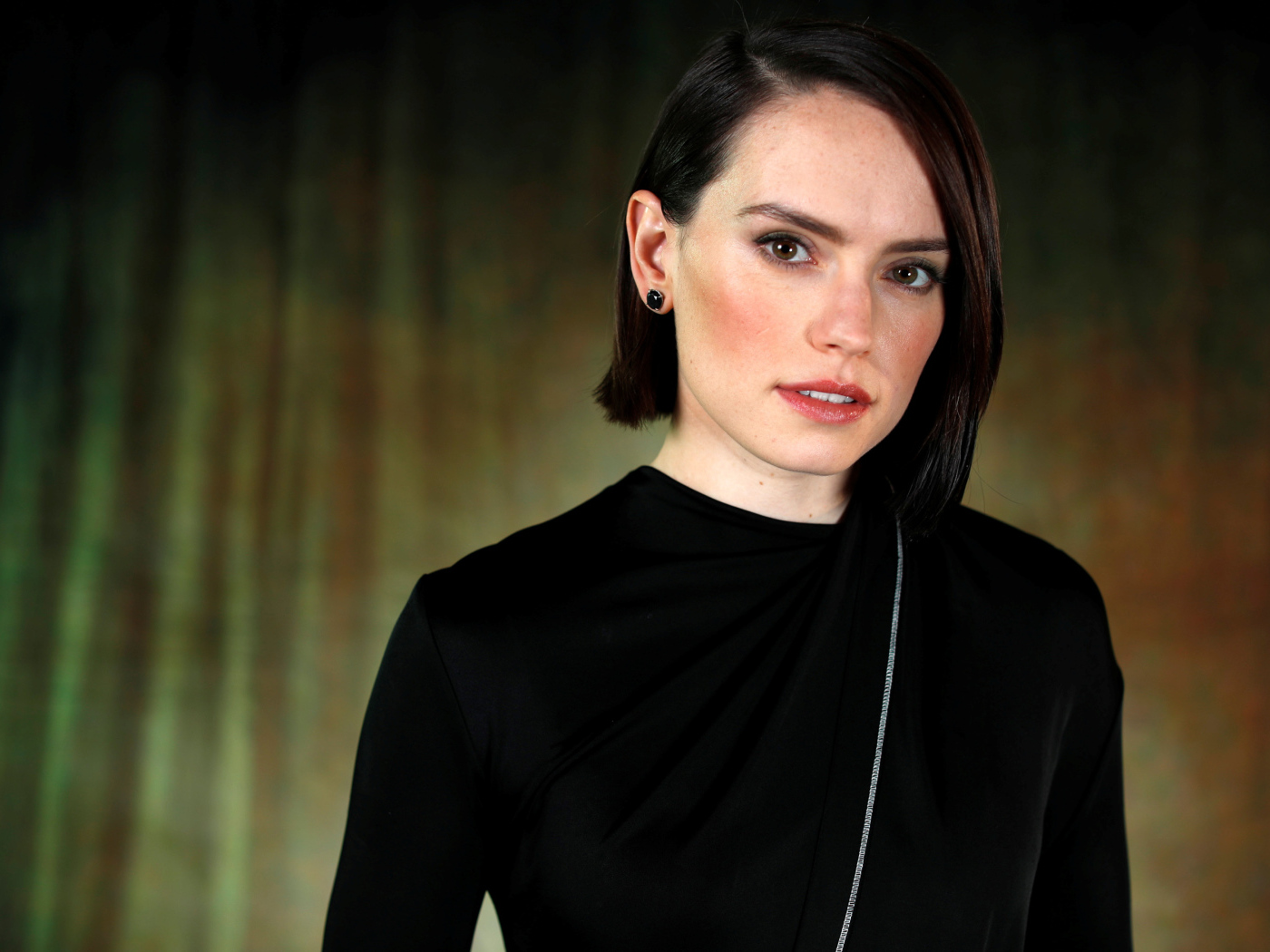 Актриса Дэйзи Ридли  с короткой стрижкой в черном платье