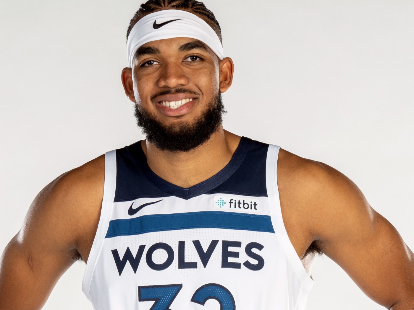 Улыбающийся мужчина, американский баскетболист Карл-Энтони Таунс