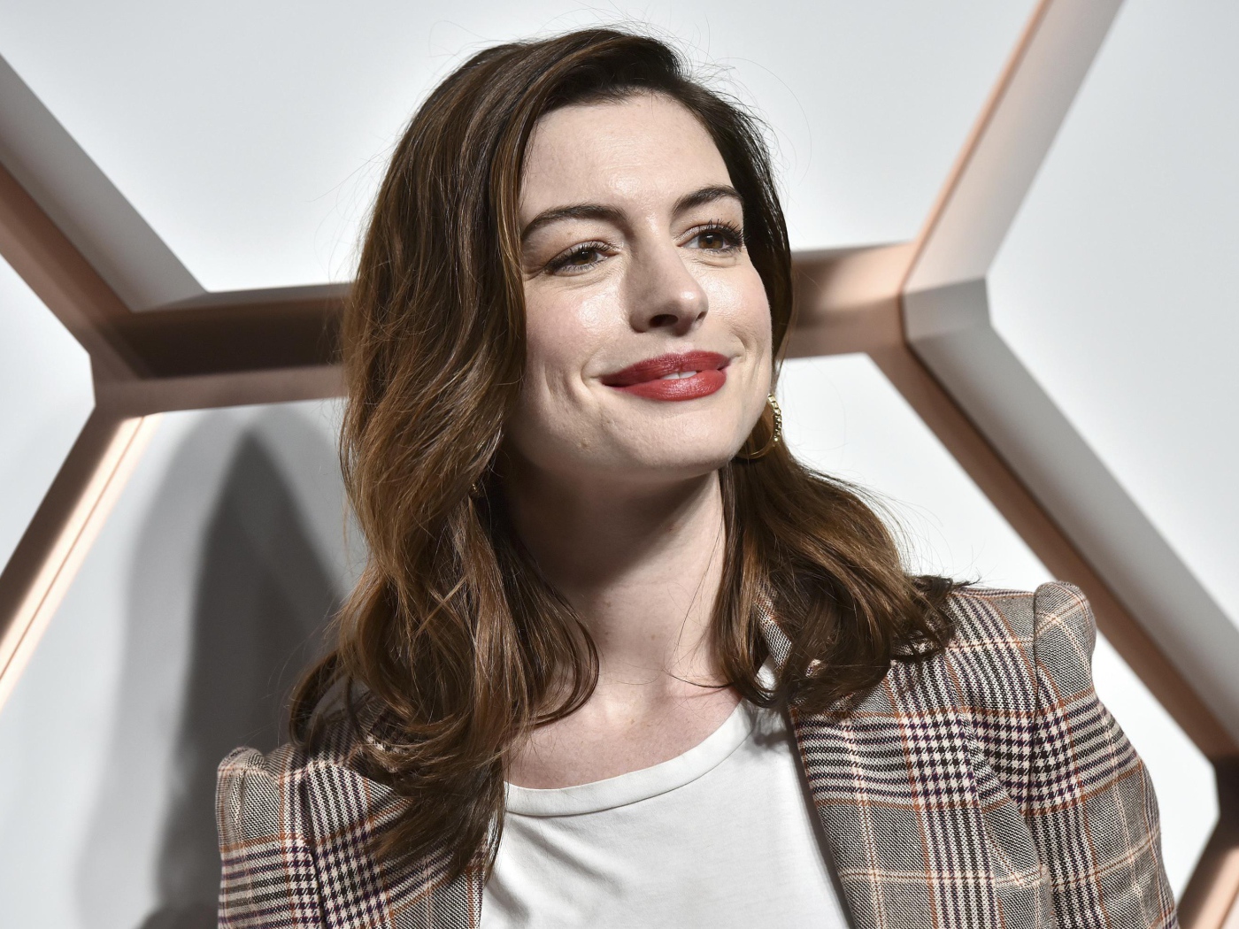 Улыбающаяся актриса Энн Хэтэуэй с очаровательной улыбкой