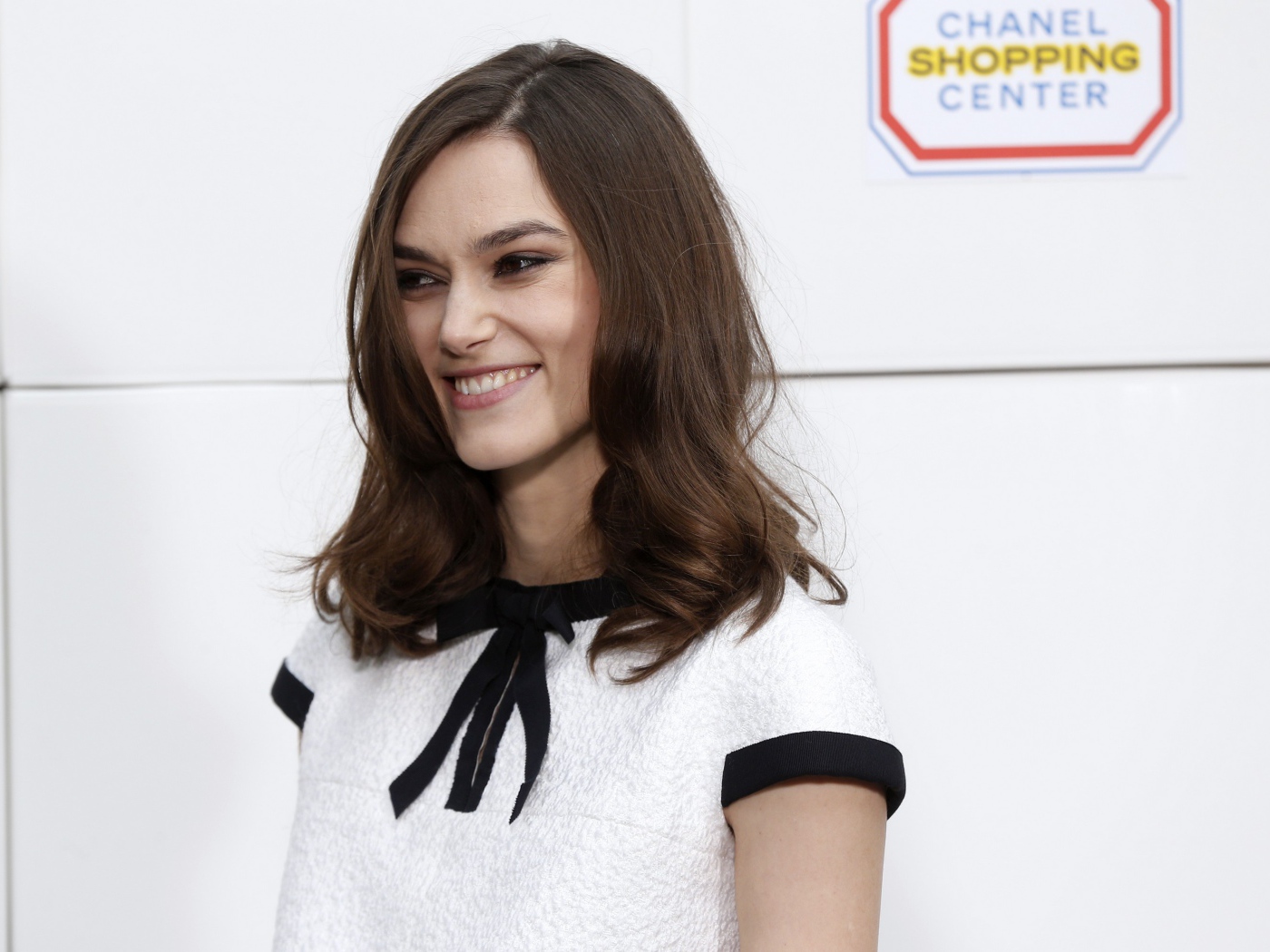 Улыбающаяся девушка, актриса Кира Найтли в платье