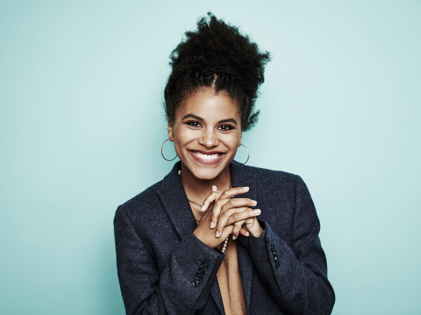 Улыбающаяся девушка, актриса Зази Битц в сером пиджаке