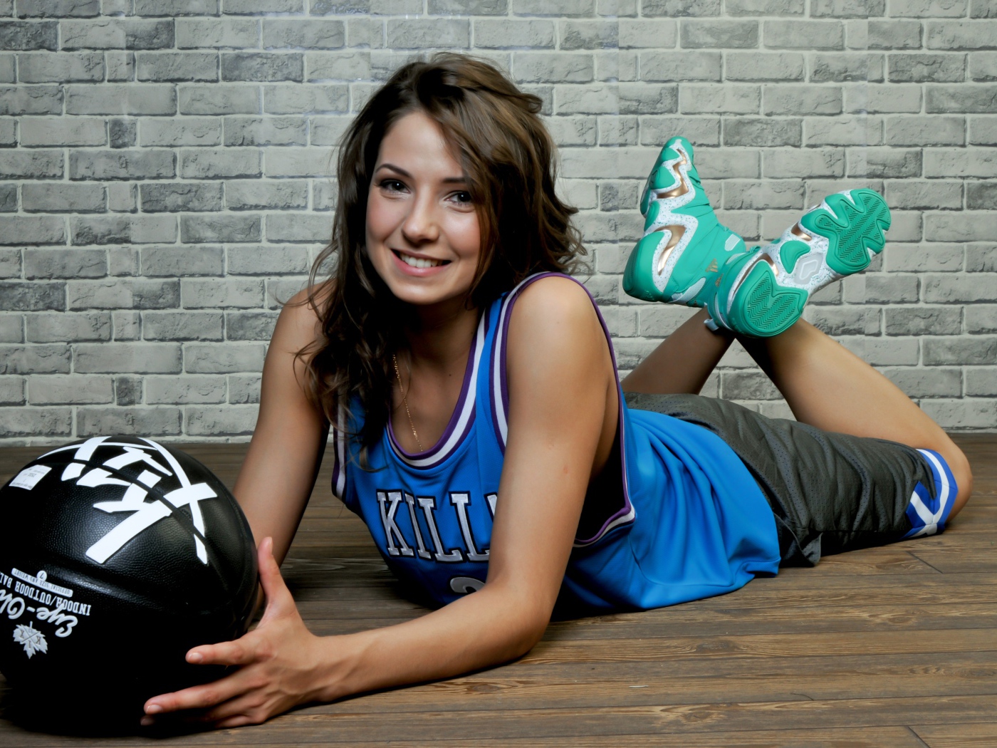Улыбающаяся девушка баскетболистка с мячом
